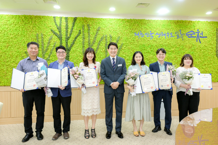 이형금 팀장(좌측 두 번째) 등 수상자들이 순천시장(가운데)과 함께 기념촬영했다. 순천시 제공