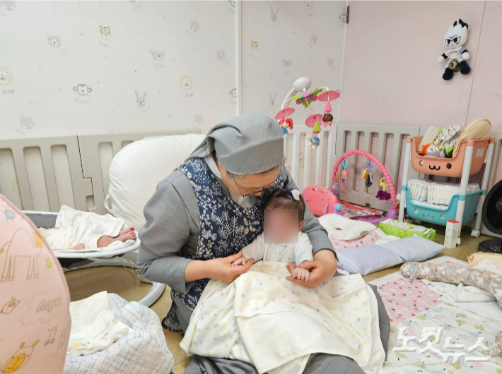 동민이(가명)가 부산 남구 소화영아재활원에서 지내고 있는 모습. 김혜민 기자 