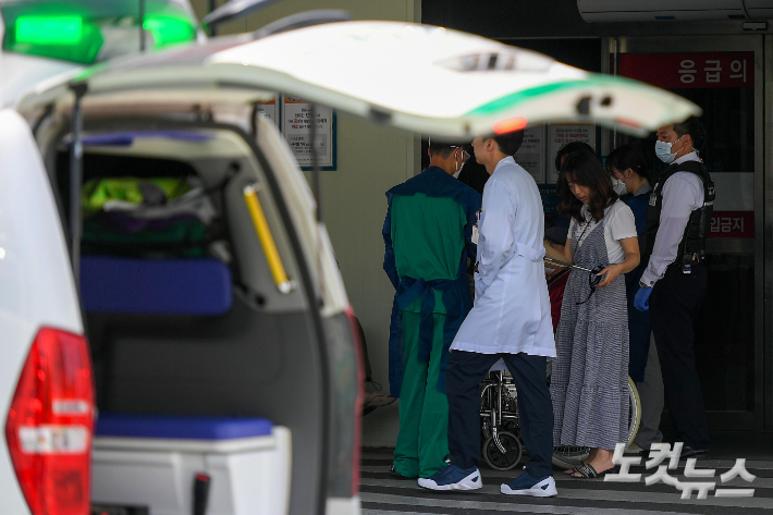 서울아산병원에서 의료진이 이동하고 있다. 박종민 기자