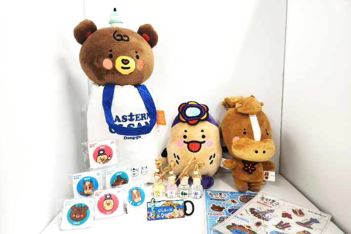 울산광역시 동구는 새 관광기념품 6종을 출시했다. 동구청 제공 