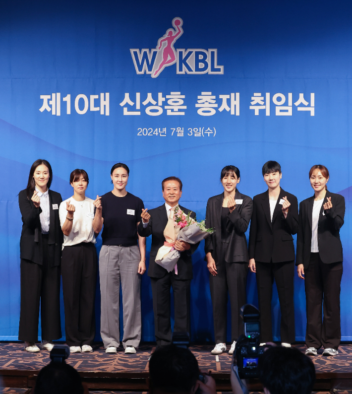 신상훈 제10대 WKBL 총재가 공식 취임했다. 왼쪽부터 배혜윤 이경은 김정은 신상훈 총재 김단비 박혜진 염윤아. 연합뉴스 