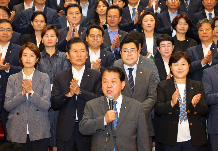 더불어민주당 김병주 의원이 2일 저녁 국회에서 열린 의원총회를 마치고 나와 동료 의원들의 박수를 받으며 국민의힘 비판 발언을 하고 있다. 연합뉴스
