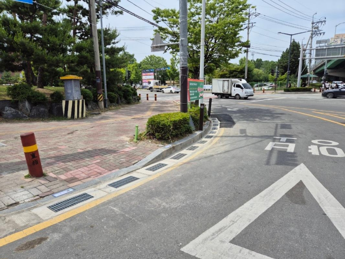 개신오거리에 설치된 빗물받이.  청주시 제공