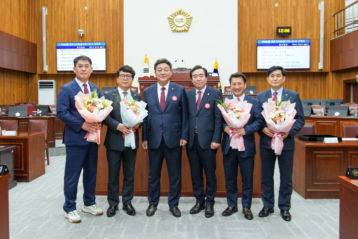 경주시의회 이동협 의장과 임활 부의장이 상임위원장으로 선출된 최재필, 이경희, 박광호, 정종문 의원과 기념사진을 촬영하고 있다. 경주시의회 제공