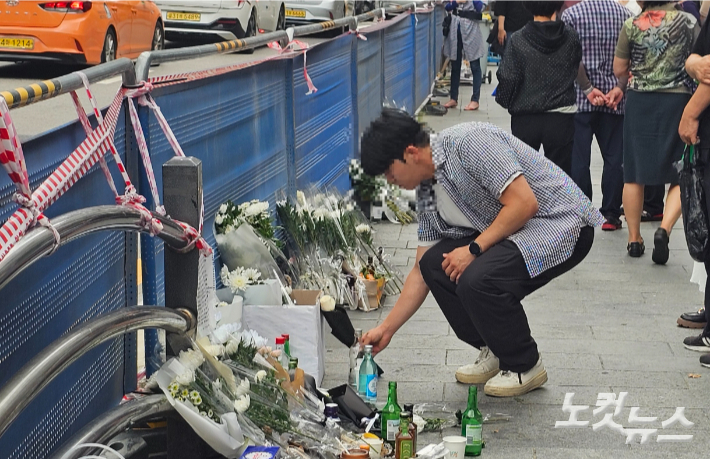 3일 오후, 이틀 전 교통사고가 발생한 서울 중구 시청역 교차로 인근 교통사고 현장에 어느 시민이 국화꽃을 놓고 있다. 나채영 기자
