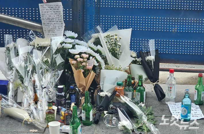 3일 오전 이틀 전 교통사고가 발생한 서울 중구 시청역 교차로 인근 교통사고 현장에 희생자들을 추모하는 국화 및 추모글 등이 놓여져 있다. 나채영 기자