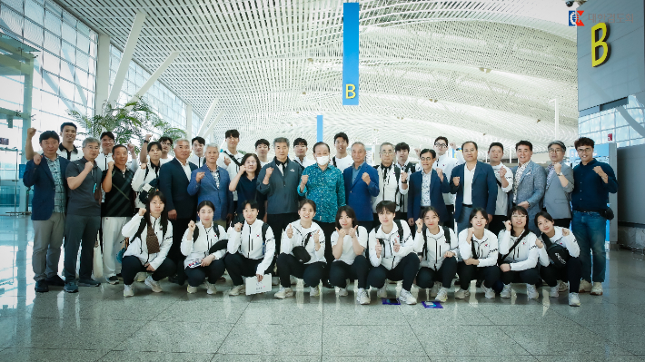 대한민국 검도 국가대표 선수단이 출국 직전 기념촬영을 하고 있다. 대한검도회