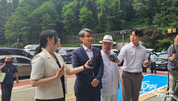 4일 오전 서울 서초경찰서 본관 앞에서 최재영 목사가 피고발인 조사를 받기 전 취재진의 질문에 답하고 있다. 나채영 기자