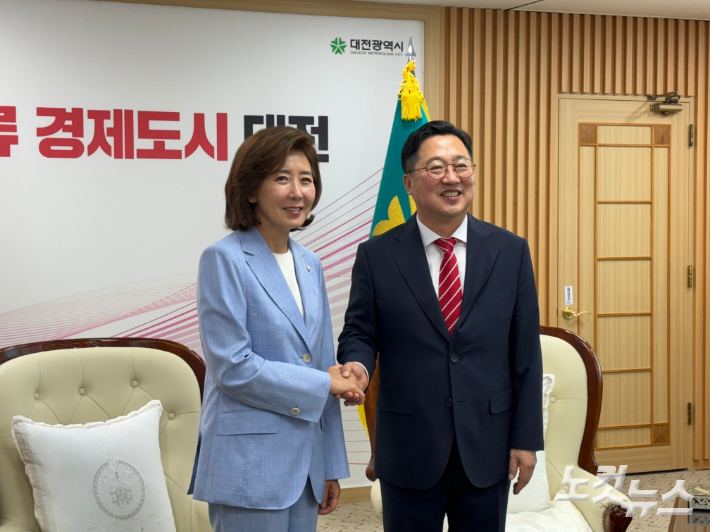 왼쪽부터 나경원 당대표 후보, 이장우 대전시장. 김미성 기자