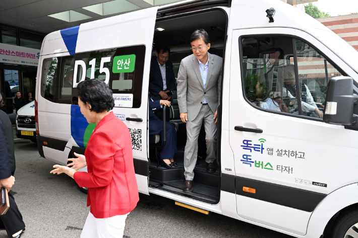 '똑버스 개통식'에서 시승을 마치고 똑버스에서 내리는 이민근 안산시장. 안산시 제공