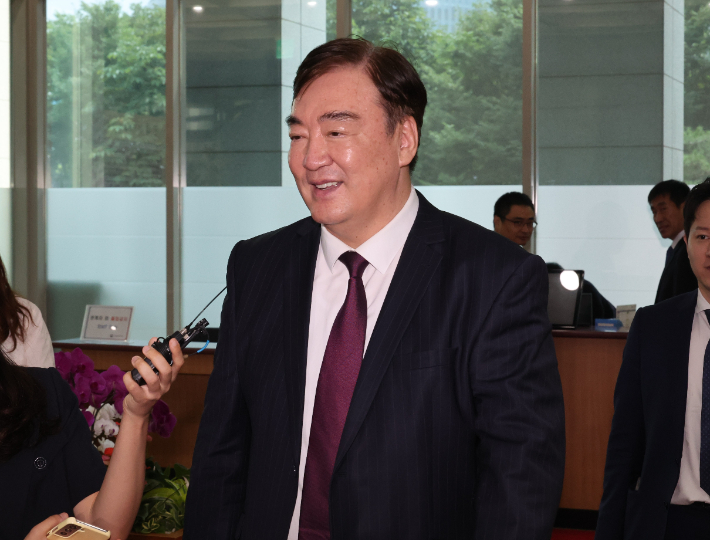 이임을 앞둔 싱하이밍 주한 중국대사가 조태열 외교부 장관을 만나기 위해 4일 서울 종로구 외교부 청사를 방문하고 있다. 연합뉴스