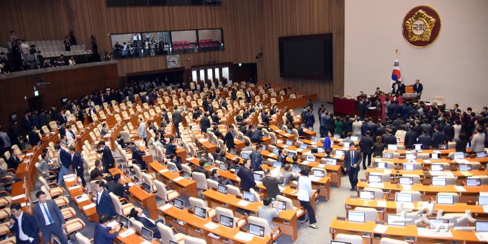 우원식 국회의장이 4일 서울 여의도 국회 본회의장에서 채상병 특검법 법안 처리 저지를 위한 필리버스터(무제한 토론)를 강제 종결하는 표결을 하려하자 국민의힘 의원들이 의장석 주변에서 항의하는 한편 좌석 뒤편으로 표결을 준비하는 더불어민주당 의원들이 보이고 있다.