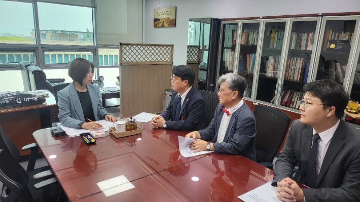임현택 대한의사협회 회장(왼쪽에서 두번째)이 국민의힘 김미애 의원(왼쪽에서 첫번)과 의료현안을 논의했다. 의협 제공