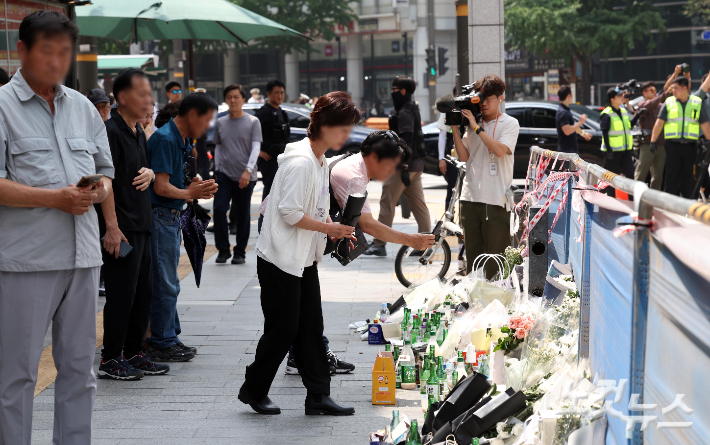 서울 시청역 인근 역주행 참사 나흘째인 4일 오후 사고현장을 찾은 시민들이 희생자를 추모하며 국화를 놓고 있다. 황진환 기자