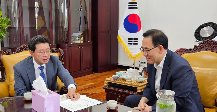 정인화 광양시장이 4일 주호영 국회 부의장을 만나 지역현안을 건의하고 있다. 광양시 제공  