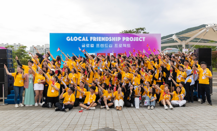 지난 5월'글로컬 프렌드십 프로젝트'에 참여한 학생들이 단체 기념사진 촬영하고 있다. 전라남도교육청 제공