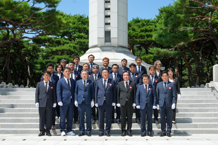 경주시의회 이동협 의장을 비롯한 시의원들이 충혼탑을 참배하고 있다. 경주시의회 제공