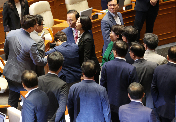 엉망이 된 협치     (서울=연합뉴스) 신준희 기자 = 4일 국회 본회의에서 채상병특검법 처리 문제를 둘러싼 필리버스터 종료에 대한 표결이 시작되자 국민의힘 배현진 의원과 더불어민주당 진성준 의원이 말다툼을 벌이고 있다. 2024.7.4     hama@yna.co.kr (끝)   연합뉴스