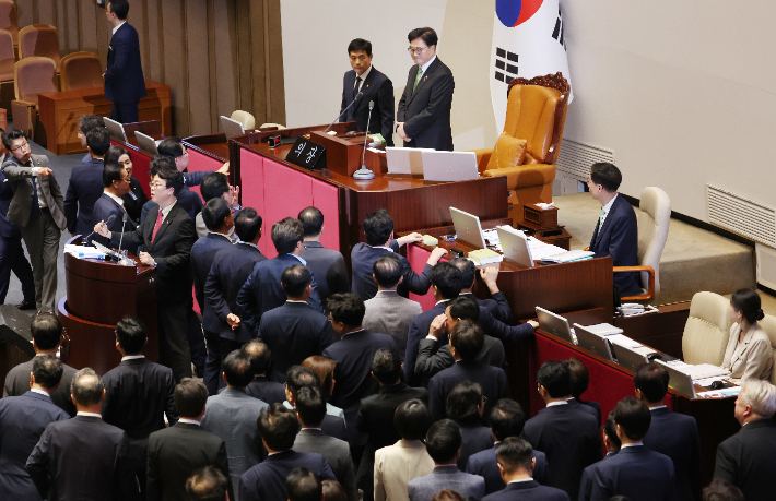 엉망이 된 협치     (서울=연합뉴스) 신준희 기자 = 4일 국회 본회의에서 채상병특검법 처리 문제를 둘러싼 필리버스터 종료에 대한 표결이 시작되자 국민의힘 의원들이 우원식 국회의장을 향해 항의하고 있다. 2024.7.4     hama@yna.co.kr (끝)   연합뉴스