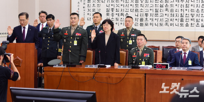 21일 서울 여의도 국회 법제사법위원회에서 열린 순직 해병 수사 방해 및 사건 은폐 등의 진상규명을 위한 특별검사의 임명 등에 관한 법률안 관련 입법청문회에서  박성재 법무부 장관, 박정훈 전 해병대 수사단장, 유재은 국방부 법무관리관, 임기훈 국방대 총장, 박진희 육군 56사단장, 이시원 전 대통령비서실 공직기강비서관, 이용민 전 포병여단 포7대대장이 증인선거를 하는 가운데 이종섭 전 국방부 장관과 임성근 전 해병대 1사단장, 신범철 전 국방부 차관이 증인 선서를 거부한 채 자리에 앉아 있다. 윤창원 기자