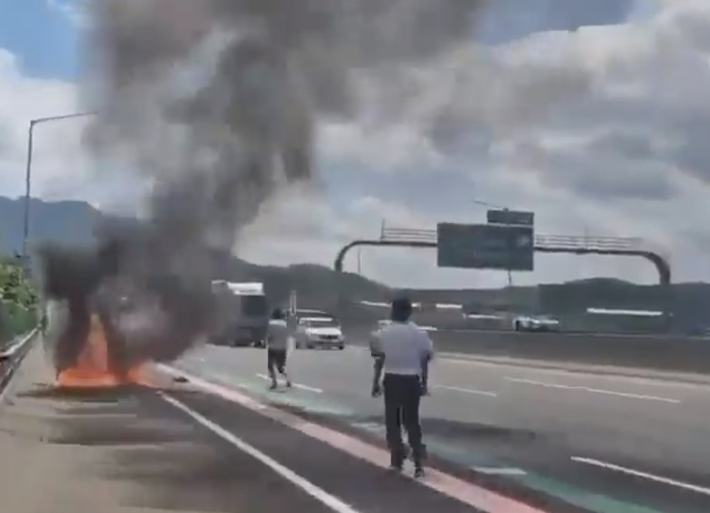 부산소방재난본부 소방대원들이 휴가 중 고속도로에서 차량 화재를 진압했다. 부산소방재난본부 제공