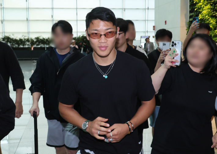 잉글랜드 프로축구 울버햄프턴의 황희찬이 7일 소속팀으로 복귀하기 위해 인천국제공항을 통해 출국하고 있다. 연합뉴스