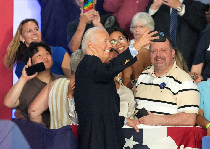 조 바이든 미국대통령이 5일 미국 위스콘신주의 한 중학교에서 열린 캠페인 행사에서 지지자들을 만나고 있다. 연합뉴스