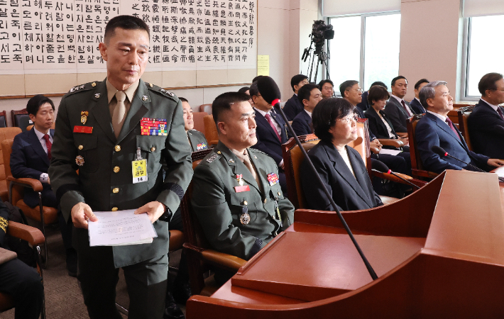 임성근 전 해병대 1사단장이 지난달 21일 오전 국회 법제사법위원회에서 열린 '순직 해병 진상규명 방해 및 사건은폐 등의 진상규명을 위한 특별검사 임명법'(채상병특검법)에 대한 입법청문회에서 증인 선서 거부 이유를 밝히기 위해 단상으로 향하고 있다. 연합뉴스