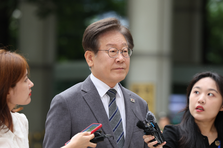 더불어민주당 이재명 전 대표가 5일 오전 서울 서초구 중앙지법에서 열린 '대장동 배임·성남FC 뇌물' 1심 속행 공판에 출석하고 있다. 연합뉴스