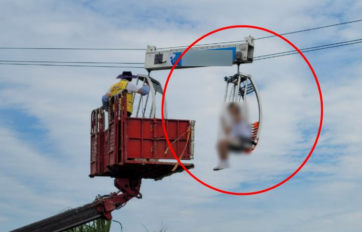 7일 오후 제주시 해안동에서 짚라인 매달림 사고가 발생했지만 다행해 119에 의해 구조됐다. 제주도소방안전본부 제공 