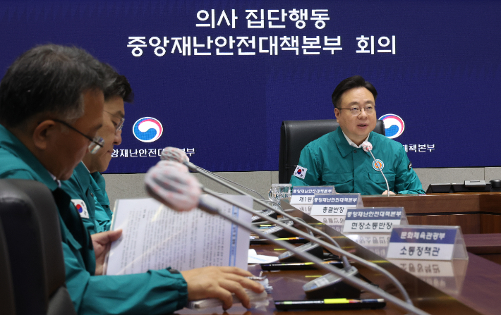 조규홍 보건복지부 장관이 2일 서울 종로구 정부서울청사에서 열린 의사 집단행동 중앙재난안전대책본부 회의를 주재하고 있다. 연합뉴스