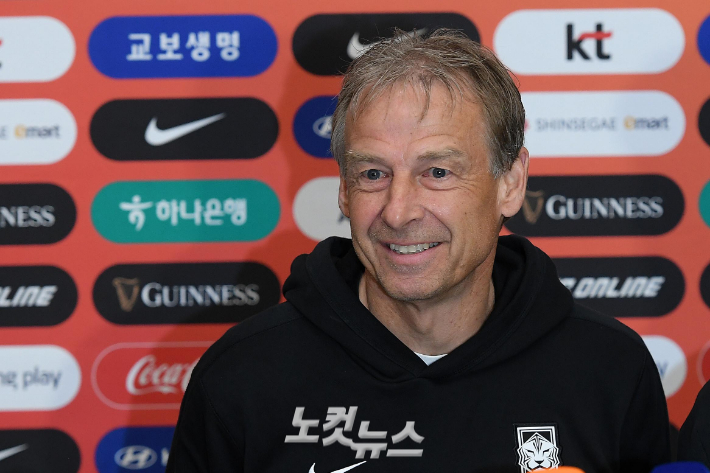 2023 아시아축구연맹(AFC) 아시안컵 준결승에서 참패한 대한민국 축구대표팀 감독 위르겐 클린스만이 귀국 기자 회견에서 사퇴 불가 의견을 밝히는 모습. 인천공항=박종민 기자