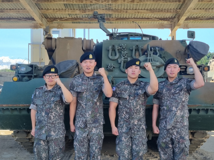 도로에서 발생한 차량 화재를 진압한 육군 102기갑여단 장병들. 사진 오른쪽부터 최정규 중사, 김승원·장민석 병장, 고태현 상병. 제102기갑여단 제공