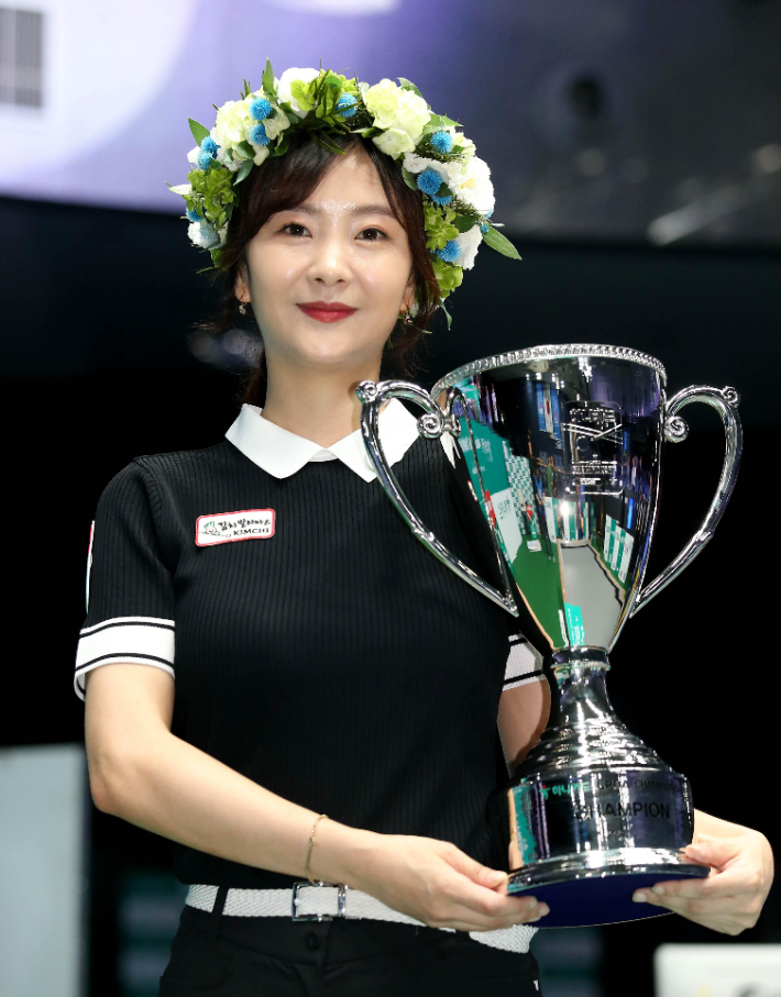 지난 7일 경기도 고양시 킨텍스 PBA 스타디움에서 열린 '하나카드 PBA-LPBA 챔피언십' LPBA 결승전에서 김상아가 김다희에 세트 점수 4 대 1로 승리 후 트로피를 들고 기념 촬영하고 있다. PBA