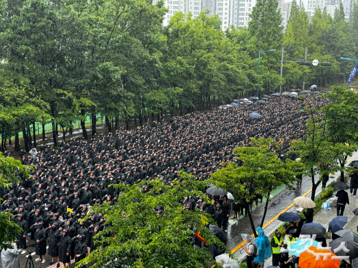 전국삼성전자노동조합 조합원들이 8일 경기 화성사업장 H1 정문 앞에서 집회를 진행하고 있다. 유준상 인턴기자 