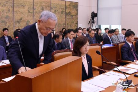 8일 서울 여의도 국회에서 열린 문화체육관광위원회 전체회의에서 유인촌 문화체육관광부 장관이 업무보고에 앞서 인사를 하고 있다.