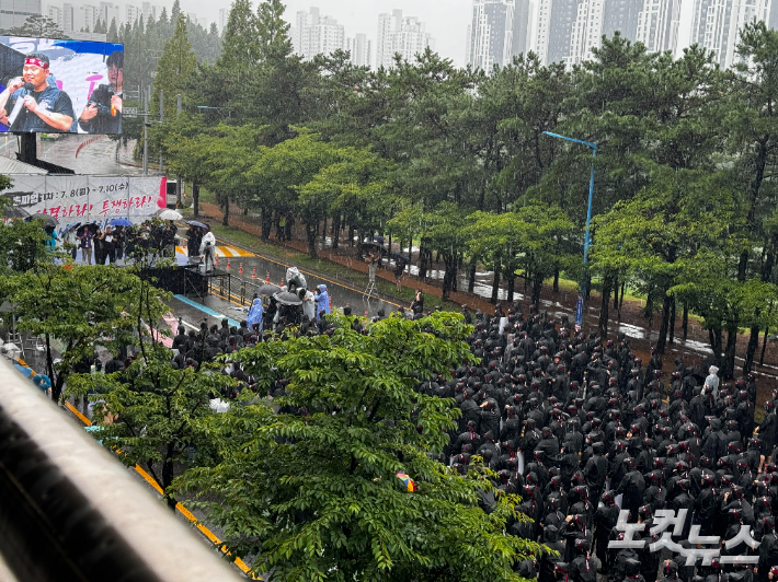 전국삼성전자노동조합 조합원들이 8일 경기 화성사업장 H1 정문 앞에서 집회를 진행하고 있다. 유준상 인턴기자 