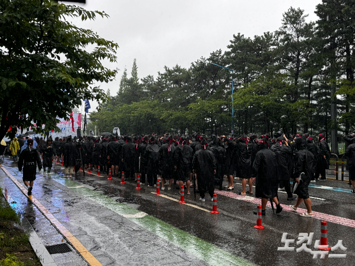 전국삼성전자노동조합 조합원들이 8일 경기 화성사업장 H1 정문 앞에서 집회를 진행하고 있다. 유준상 인턴기자 