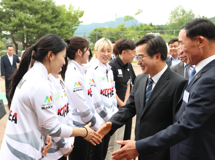 김동연 경기도지사(사진 오른쪽에서 두번째)가 이원성 경기도체육회장(사진 맨 오른쪽)과 함께 경기도체육회와 장애인체육회의 북부지원센터 출범식에 참석한 선수들과 인사하고 있다. 경기도