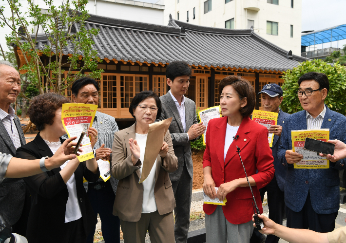 나경원 국민의힘 당 대표 후보가 8일 호남 제주지역 합동연설회 일정에 앞서 6·25전쟁 당시 북한 인민군과 중공군의 군가를 작곡한 정율성 음악가의 역사공원 조성 공사현장을 찾아 조성 사업 철회를 주장했다. 나  의원실 제공 