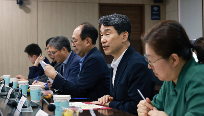 이주호 사회부총리 겸 교육부 장관이 8일 서울 영등포구 한국교육시설안전원에서 열린 제2차 의대교육 선진화를 위한 함께차담회에 참석해 발언하고 있다. 교육부 제공