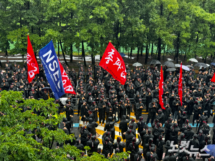 전국삼성전자노동조합 조합원들이 8일 경기 화성사업장 H1 정문 앞에서 결의대회를 진행하고 있다. 유준상 인턴기자