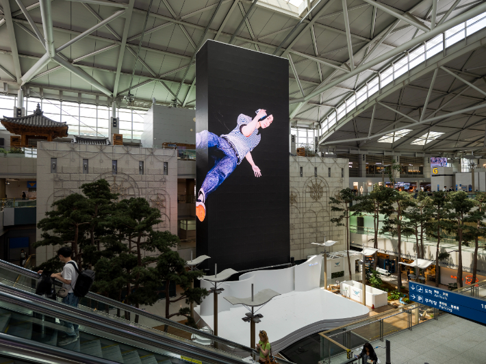 인천공항 T1 대형미디어타워에 설치된 김희천 작가의 '더블포져'. 예술경영지원센터 제공