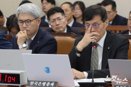 생각에 잠긴 이창용 한국은행 총재-윤희성 한국수출입은행장
