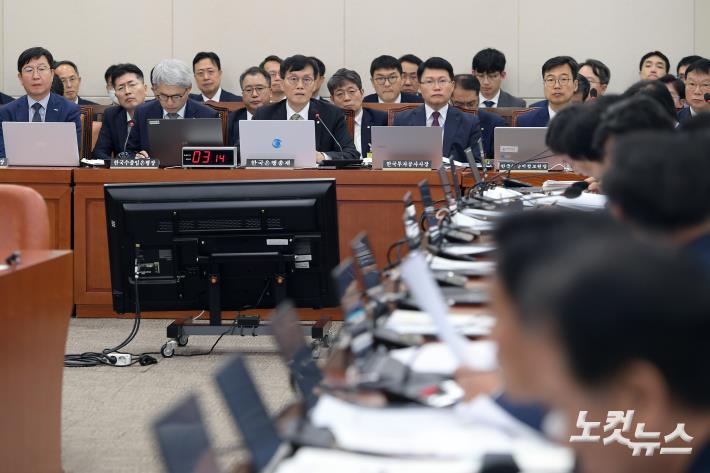 국회 기재위 출석한 이창용 한은 총재