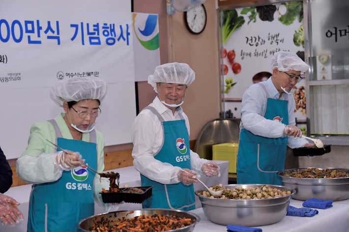 정기명 여수시장(가운데)이 9일 GS칼텍스 사랑나눔터에서 급식 봉사를 하고 있다. 여수시 제공