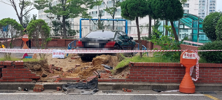 9일 오전 9시 20분쯤 부산 사상구의 한 아파트 단지에서 승용차가 놀이터로 돌진해 담벼락을 들이받는 사고를 냈다. 부산경찰청 제공 