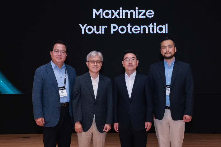 코엑스에서 열린 '삼성 파운드리 포럼 2024(Samsung Foundry Forum 2024)'행사에서 국내 반도체 주역들이 단체로 포즈를 취하고 있다. (왼쪽부터)어보브반도체 박호진 부사장, 삼성전자 파운드리 사업부장 최시영 사장, 텔레칩스 이장규 대표, 리벨리온 오진욱 CTO. 삼성전자 제공 