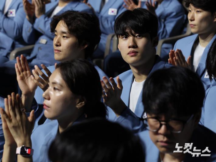 박수치는 김우민과 황선우