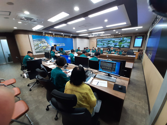 울진군이 군수 주재로 부서별 긴급 점검회의를 열고 있다. 울진군 제공